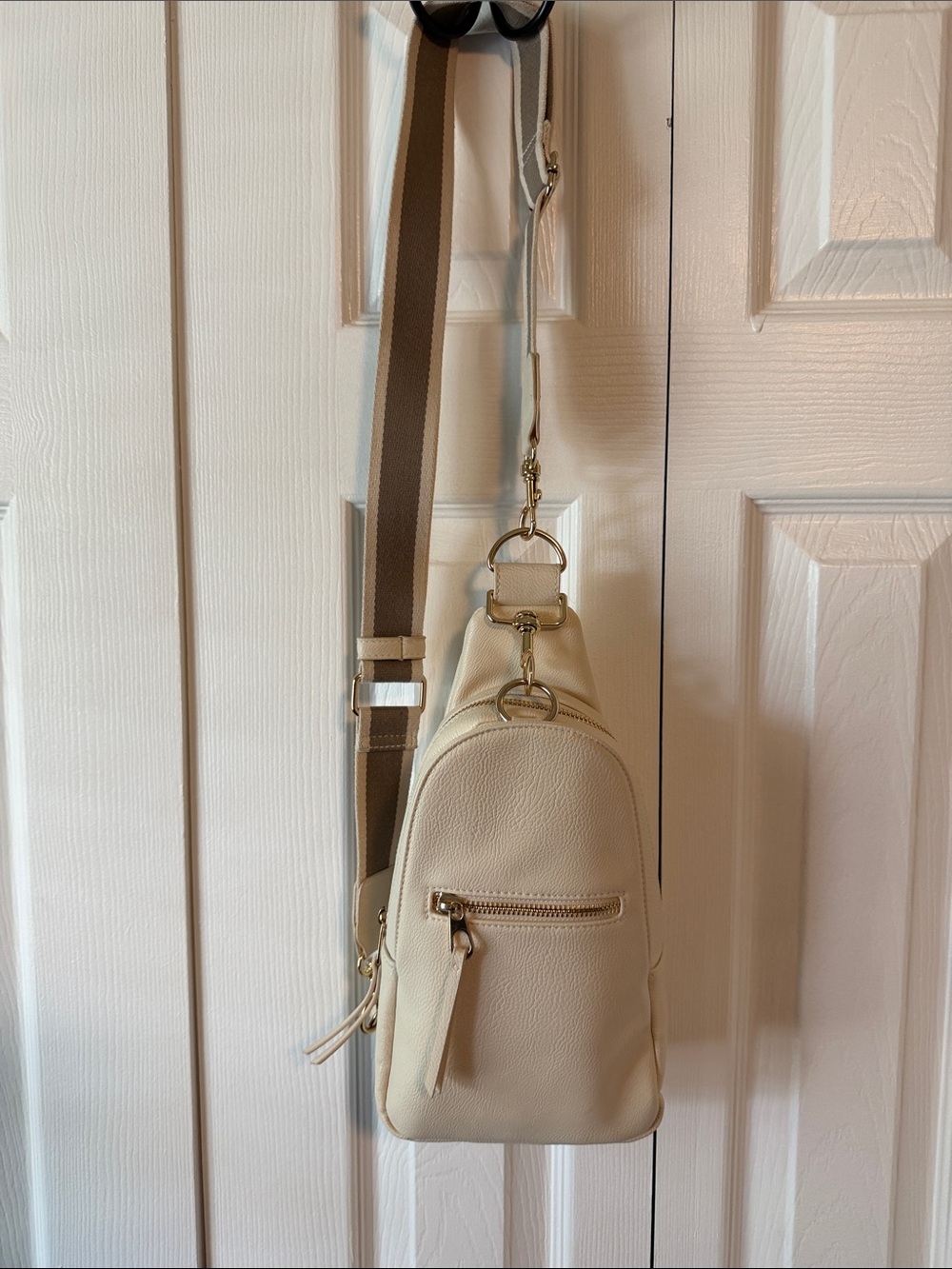 Universal Thread Cream Crossbody